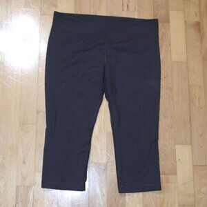 UNDER ARMOUR All Season Gear Women's Sz L Gray Crops Capris Athletic Leggings